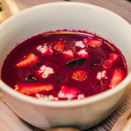 Crema de Remolacha, Fresas y Ajo Negro